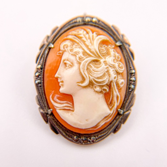 Vintage Left Facing Woman Updo Shell Cameo Brooch/Pendant w